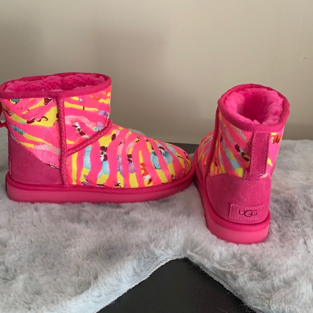 Pink UGG boots size 7 women’s,, never worn they were to big for me